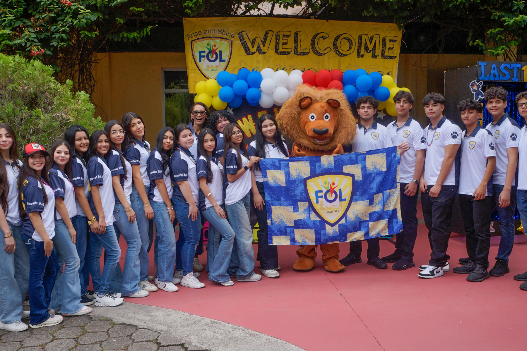 REEMPLAZAR: estudiantes de Secundaria desarrollando una presentación o proyecto académico