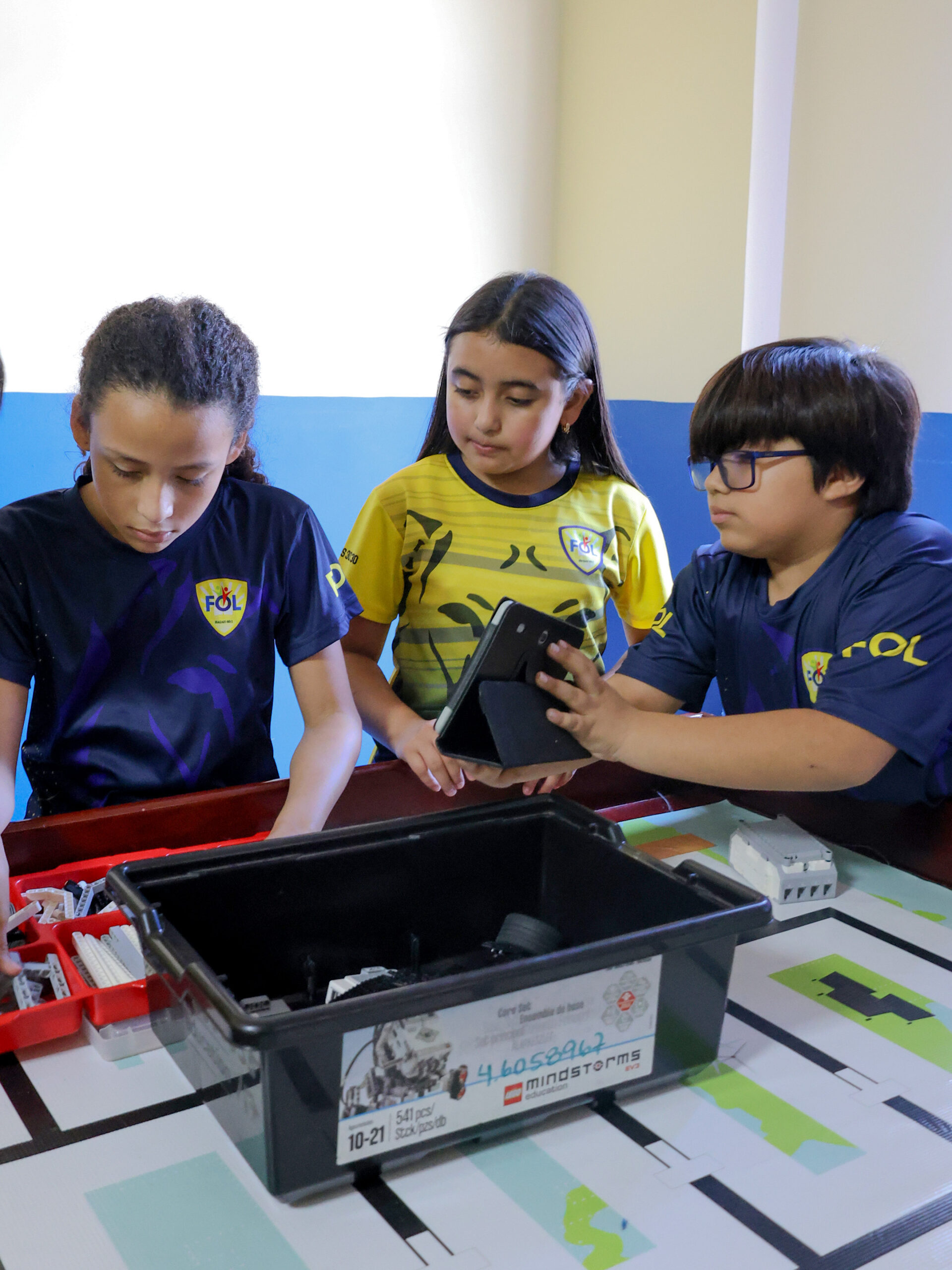 REEMPLAZAR: describa la actividad real de estudiantes y docente en Fountain of Light Christian Academy