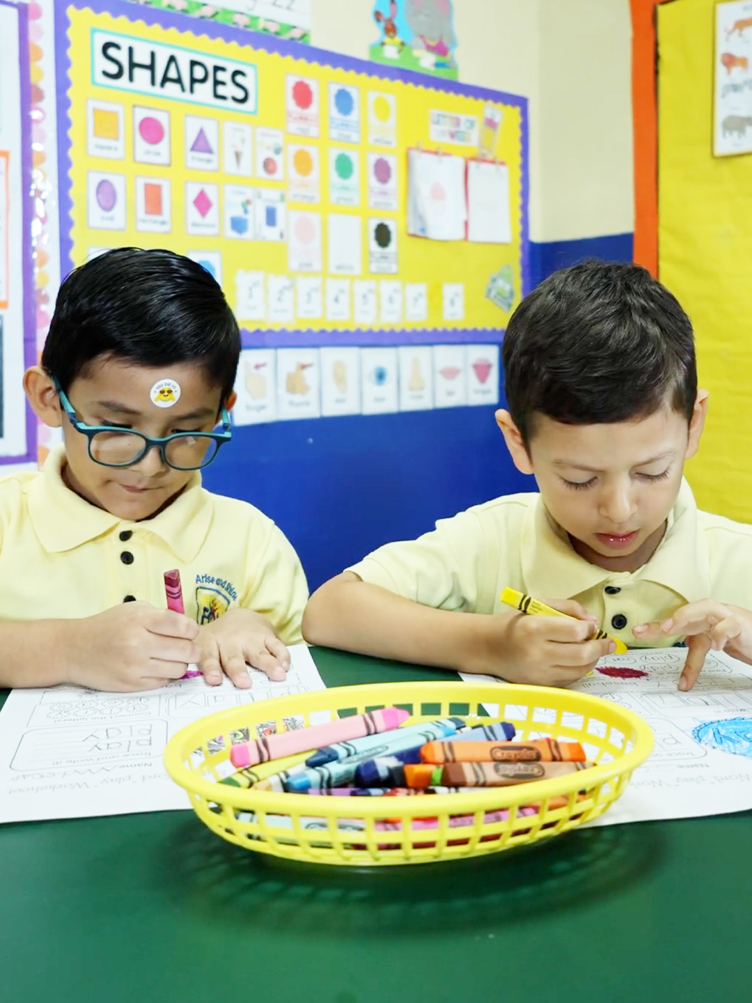 REEMPLAZAR: estudiantes de Preescolar participando en una actividad de aprendizaje
